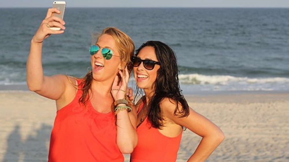 Ist Social Media weiblich? Frauen nutzen Plattformen wie Facebook, Twitter oder Pinterest häufiger.