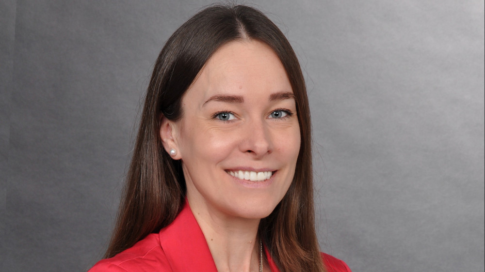 Katarina Schmitz ist IHK-Prüferin, Dozentin sowie Trainerin und Coach für Vertrieb und Beratungskompetenz. Mit ihrer KS AssekuranzAkademie begleitet sie Makler und Versicherer in der Entwicklung von Nachwuchs-, Quereinsteiger-, Vertriebs- und Führungskompetenz.